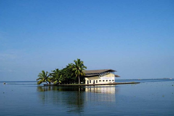 8 Days Kerala Private Tour (3 Star) with Munnar, Houseboat & Cab- Iris Holidays - Kumarakom Deluxe Houseboat Night: How the Water Turns Your Pace Slower