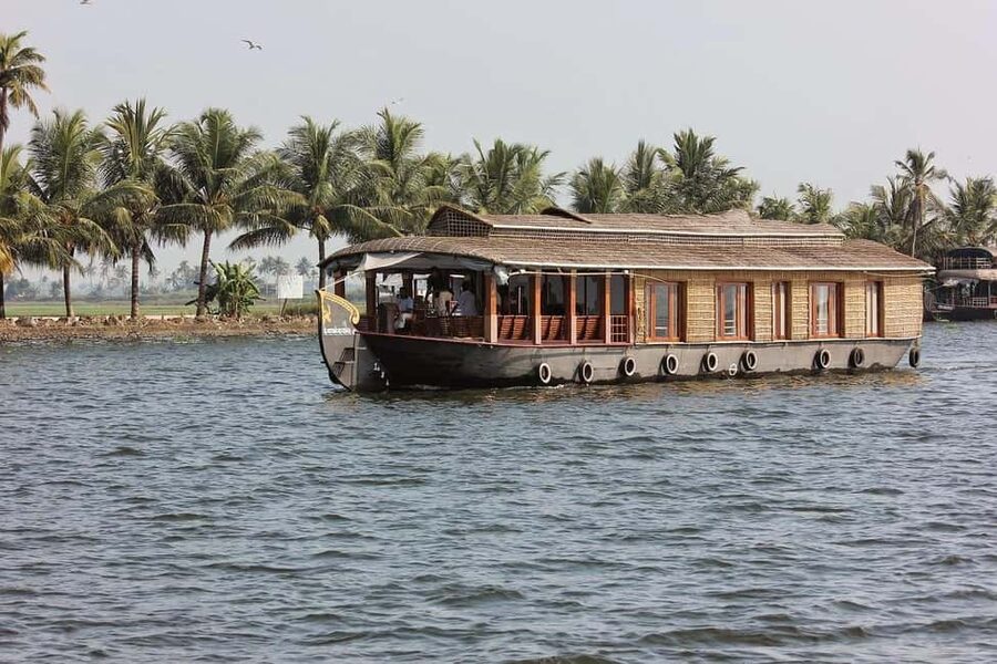 Aleppey Houseboat backwater Day Tour with Lunch and pickup - The crew and English-speaking driver: small touches that matter