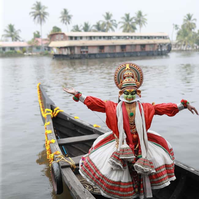 Cochin: 5-Day Kerala Tour with Munnar, Thekkady and Alleppey - Day 1: Cochin to Munnar with waterfall stops and tea views