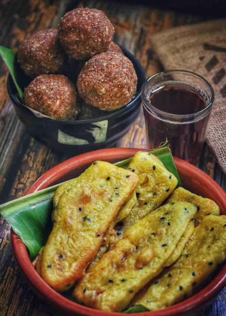 Kochi: Food Walk in Fort Kochi and Mattancherry - Mattancherry snacks: fritters, lentil vada, and chai to pull it together