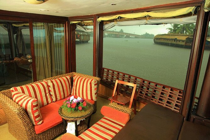 Kochi Private Tour: Overnight Alleppey Backwaters Luxury Houseboat Cruise - Dinner, breakfast, and the onboard food routine
