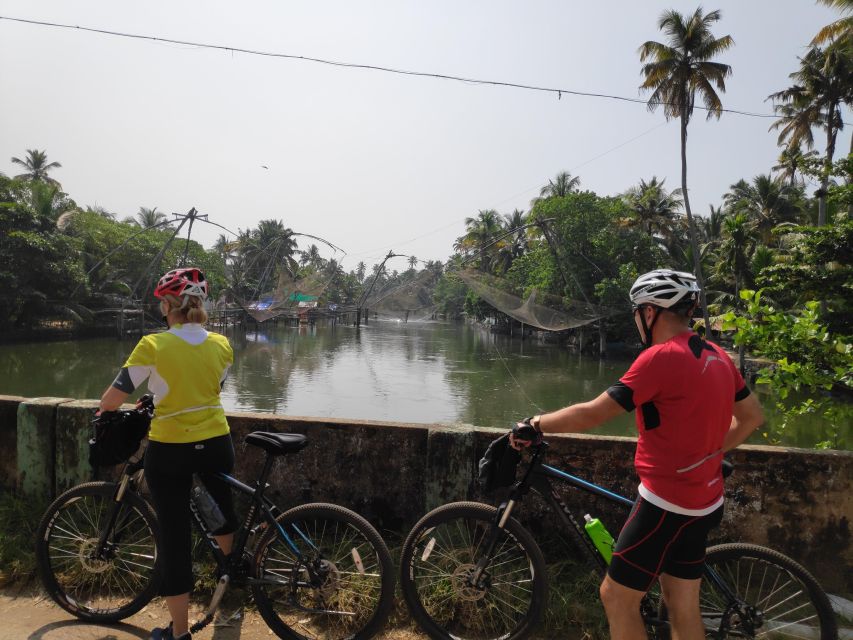 Kochi to Marari/ Kumarakom/ Alleppey eBike/Cycling Tour - Lunch that actually feels local: banana leaf comfort food