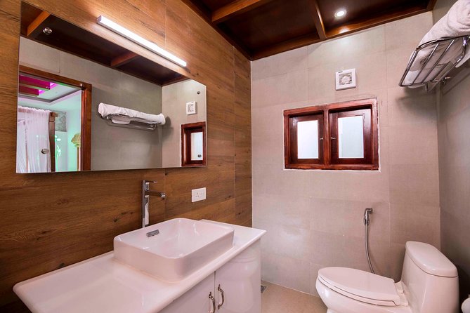 Private 3 Bedroom Luxury Houseboat Trip in Alleppy Backwaters - Price and Value: What Your $167.08 Per Person Really Covers