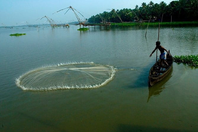 Private Houseboat Backwater Day Cruise tour with Lunch from Cochin - On Board: How the Houseboat Experience Really Plays Out