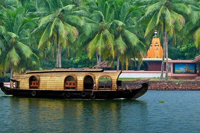Private Kerala Backwater Houseboat Day Cruise with Lunch from Cochin - The guide and crew: why names like Tommy and Peter matter