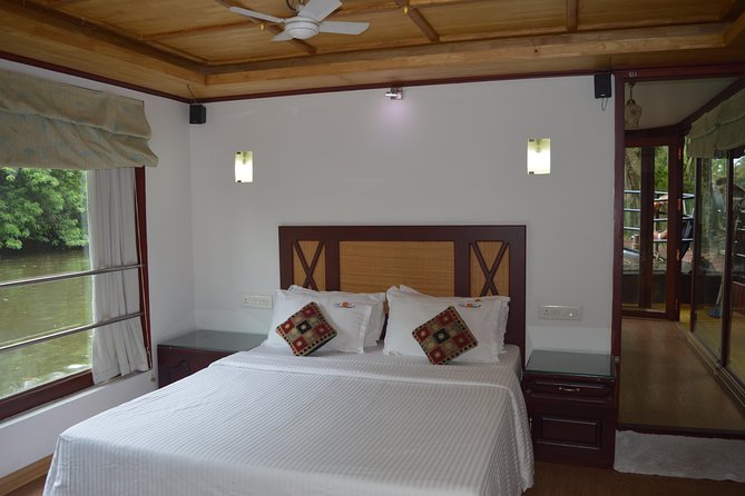 Private luxury Houseboat trip at Alleppy Backwaters. - Meeting point and timing: what your first hours look like